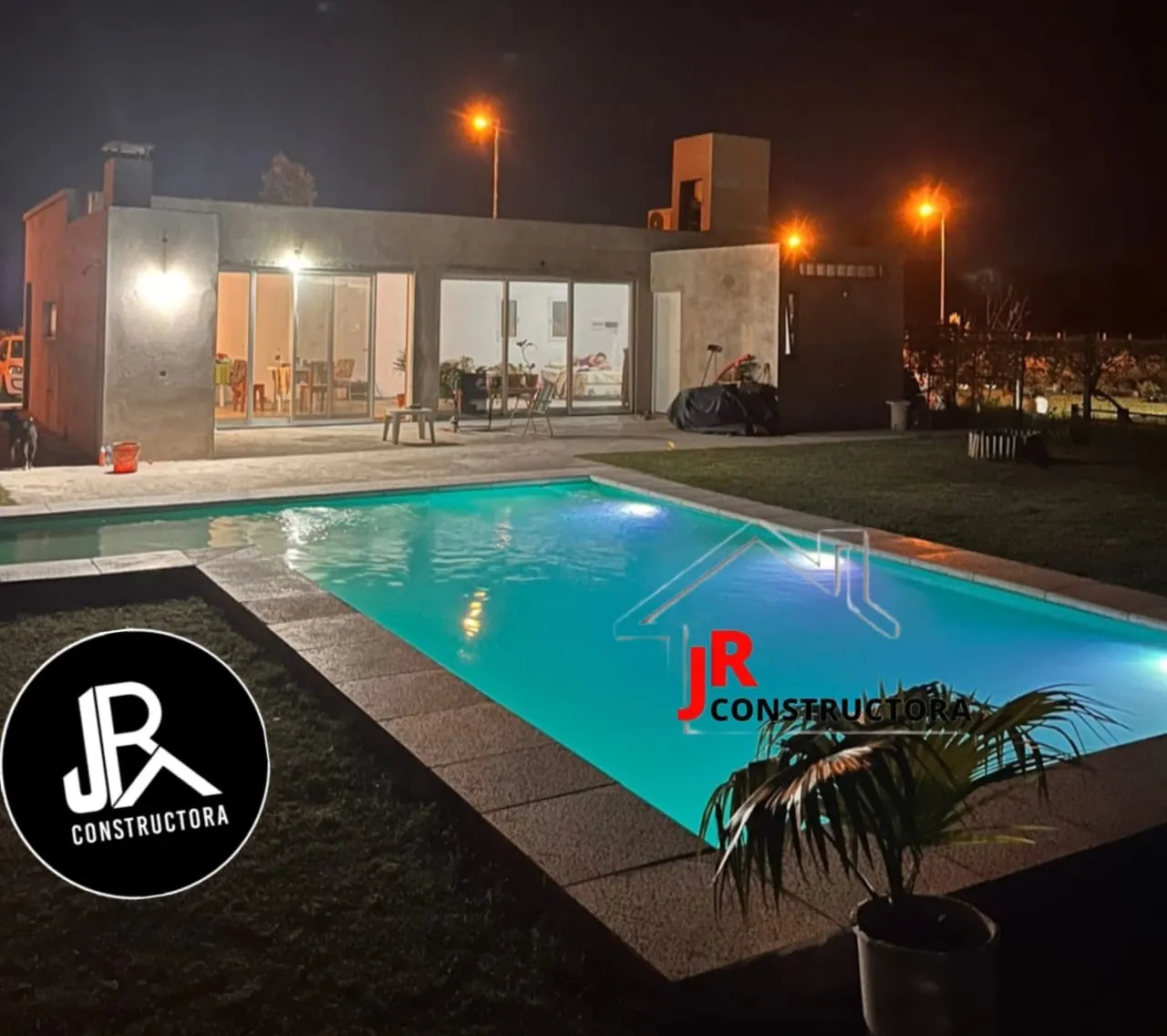 Vivienda con piscina iluminada de noche