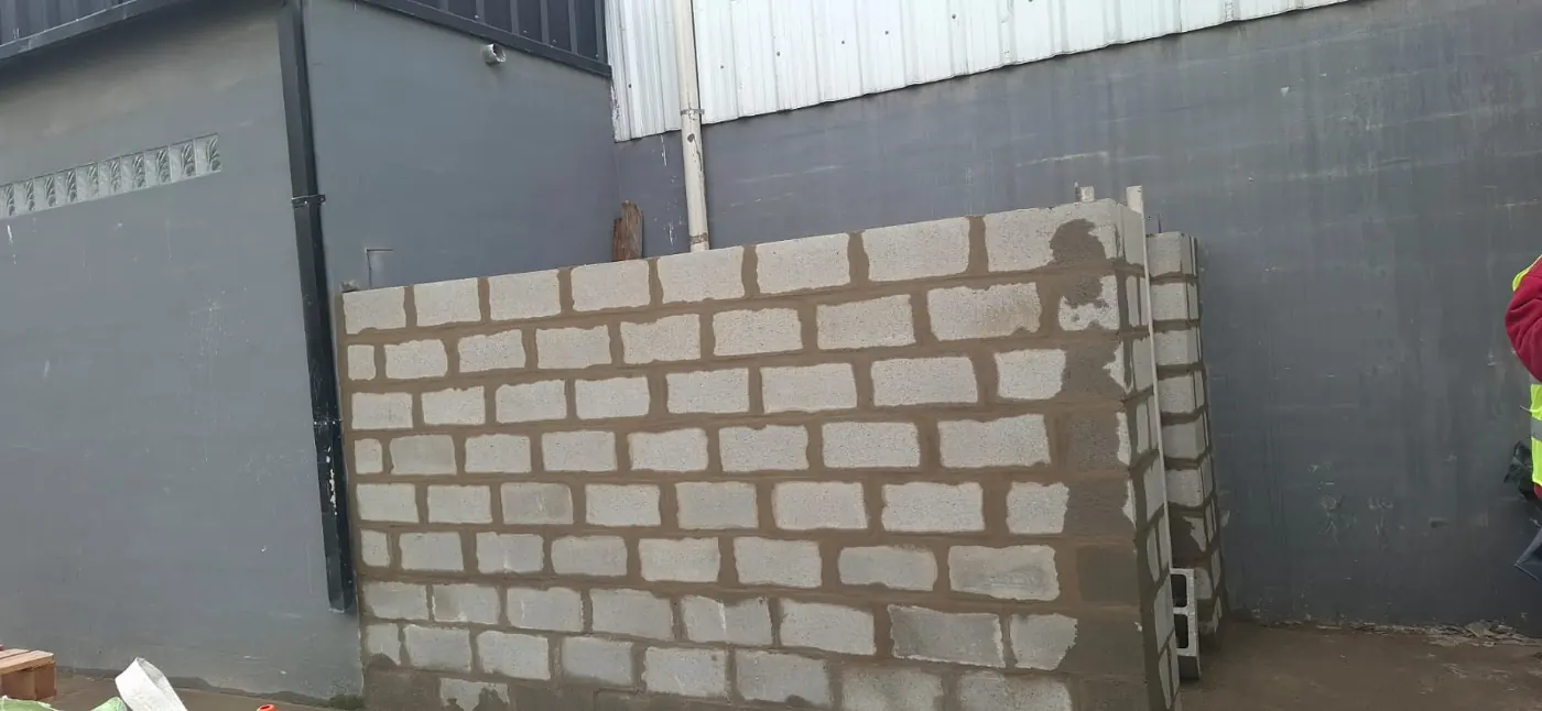 Muro de bloques en planta industrial