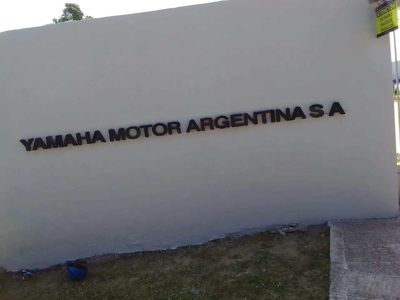 Muro de ingreso en planta industrial