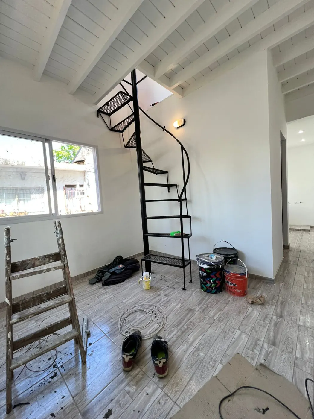 Interior de vivienda con escalera caracol