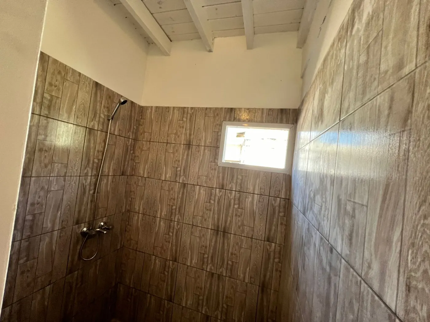 Baño revestido en cerámica símil madera