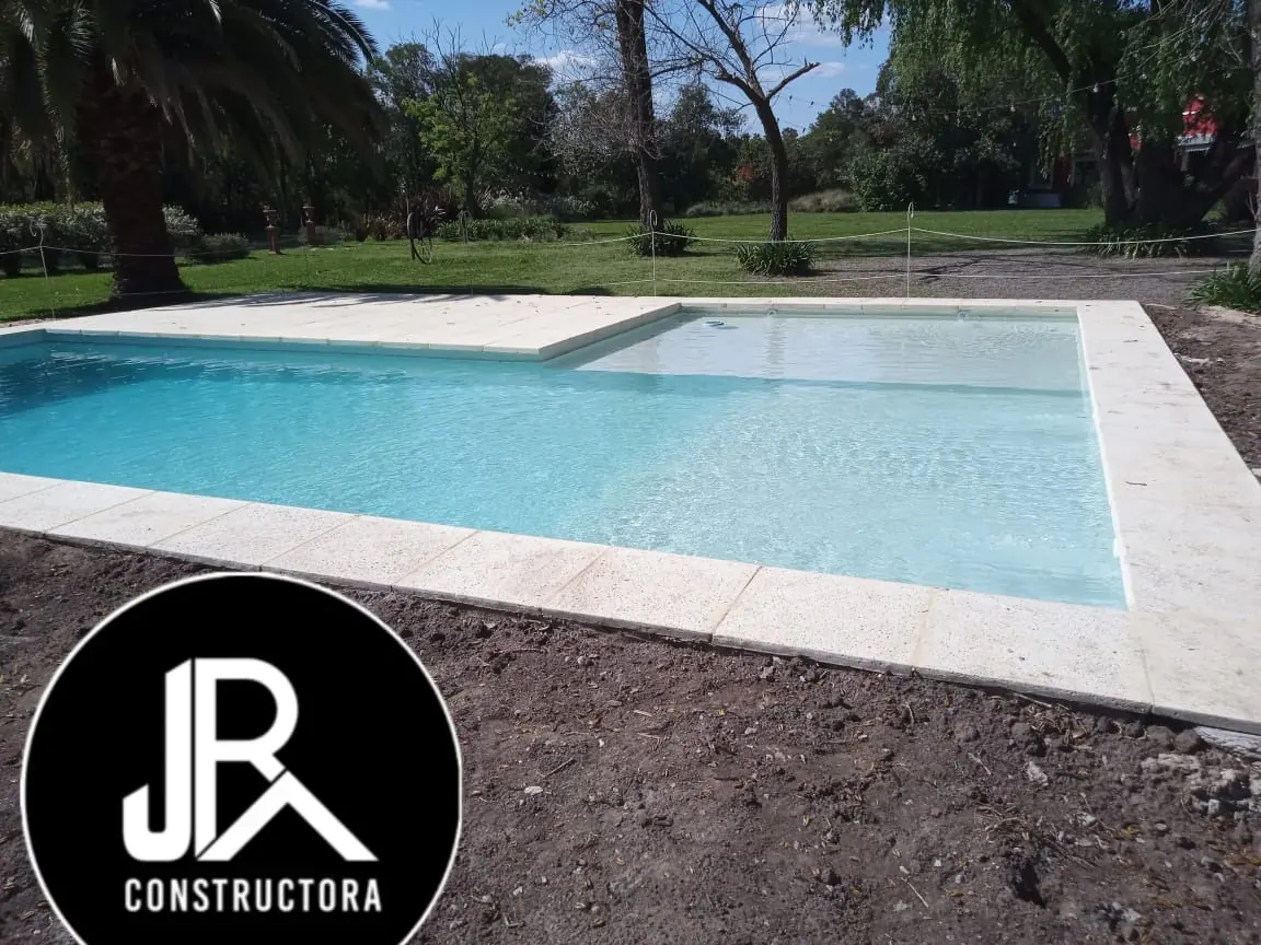 Piscina con playa húmeda llena de agua