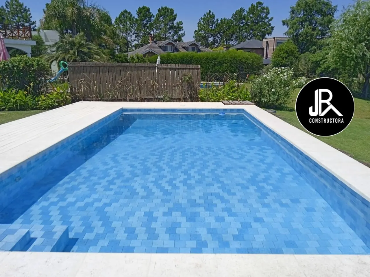 Piscina con revestimiento de mosaico azul