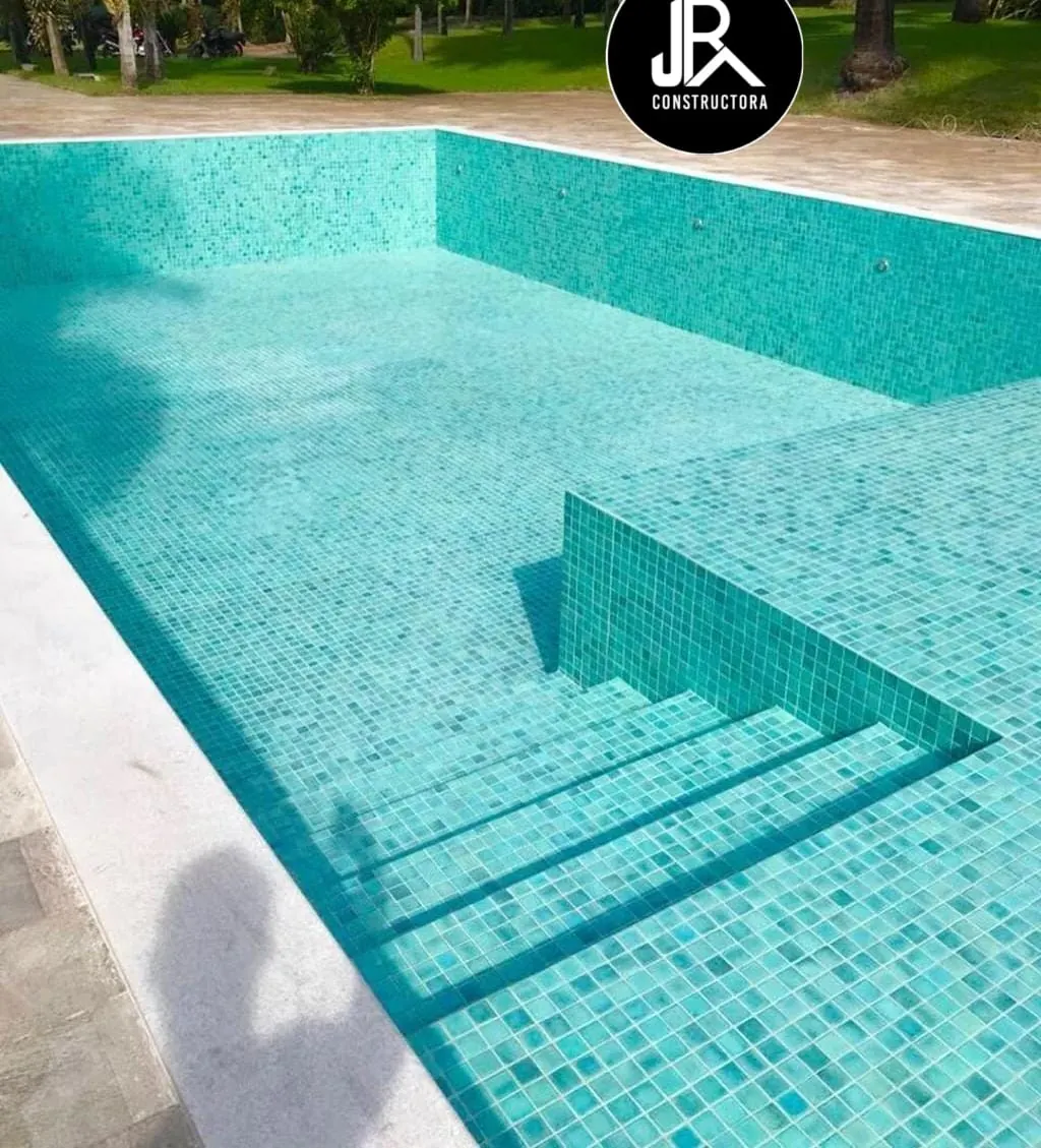 Piscina con venecita turquesa y escalera