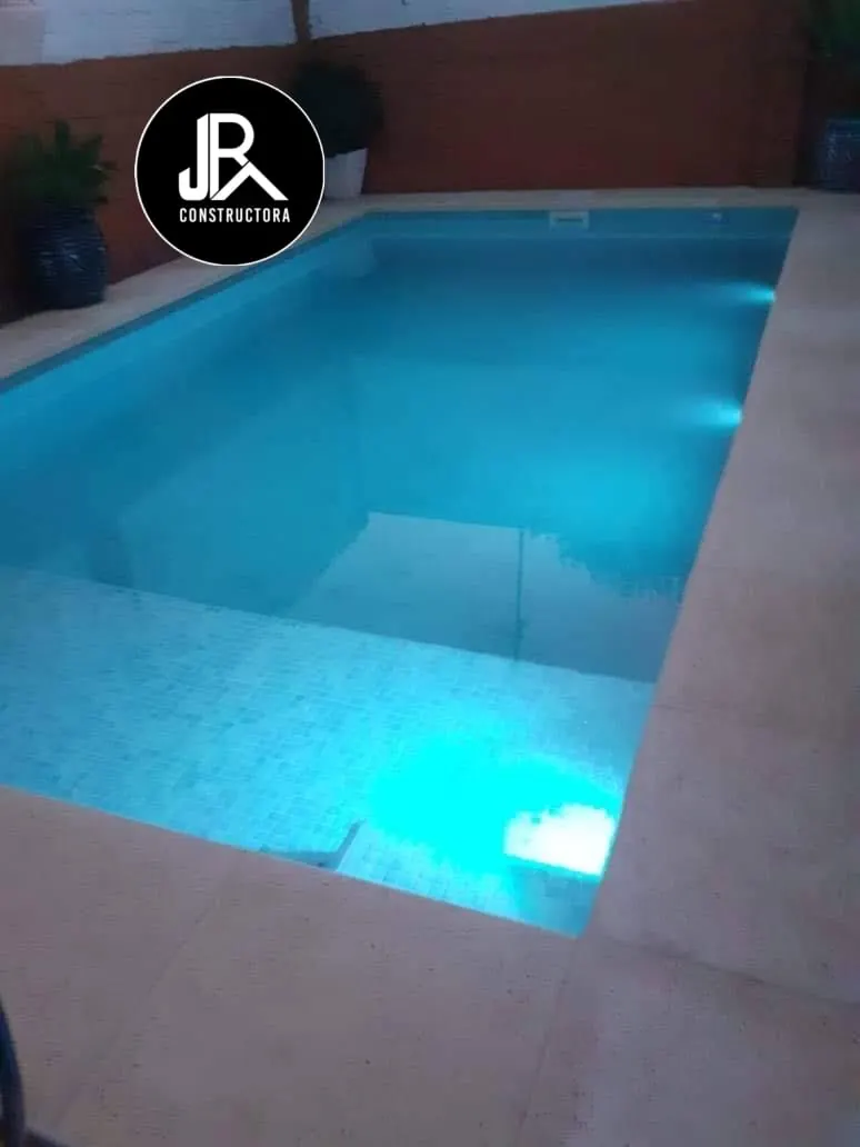 Piscina iluminada de noche