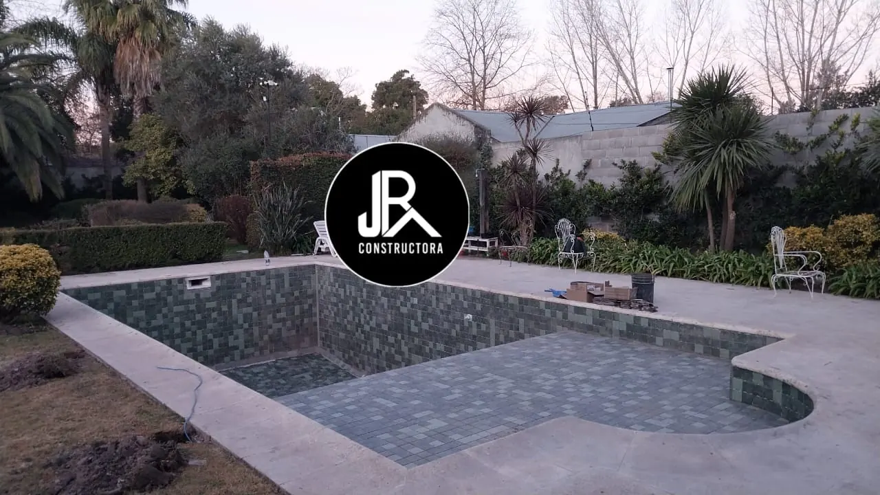 Piscina con revestimiento verde