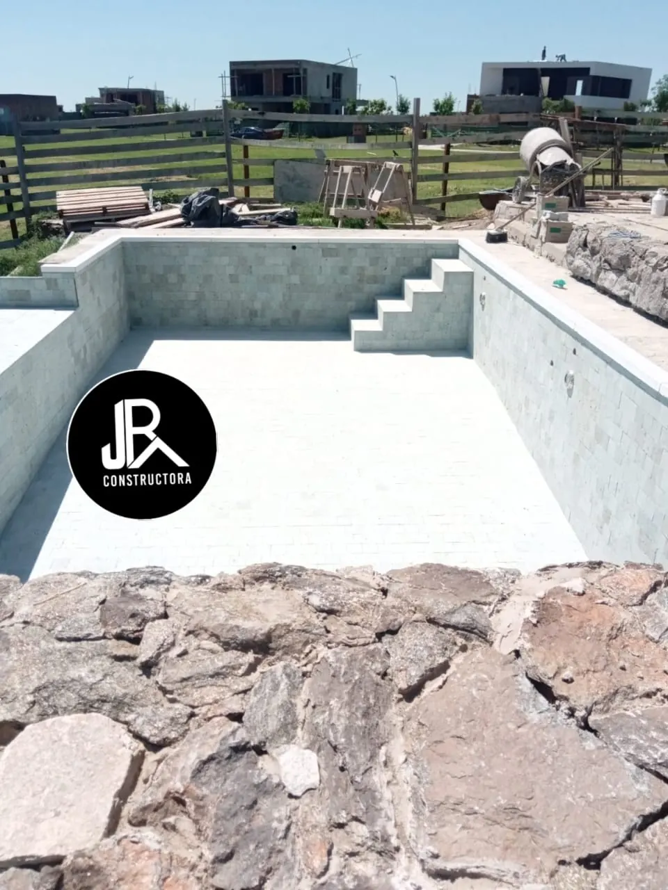 Piscina en obra con revestimiento claro
