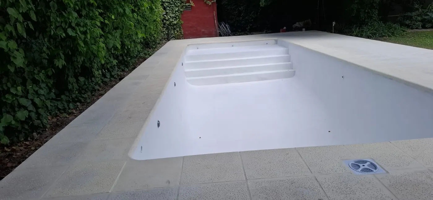 Piscina blanca con escalera