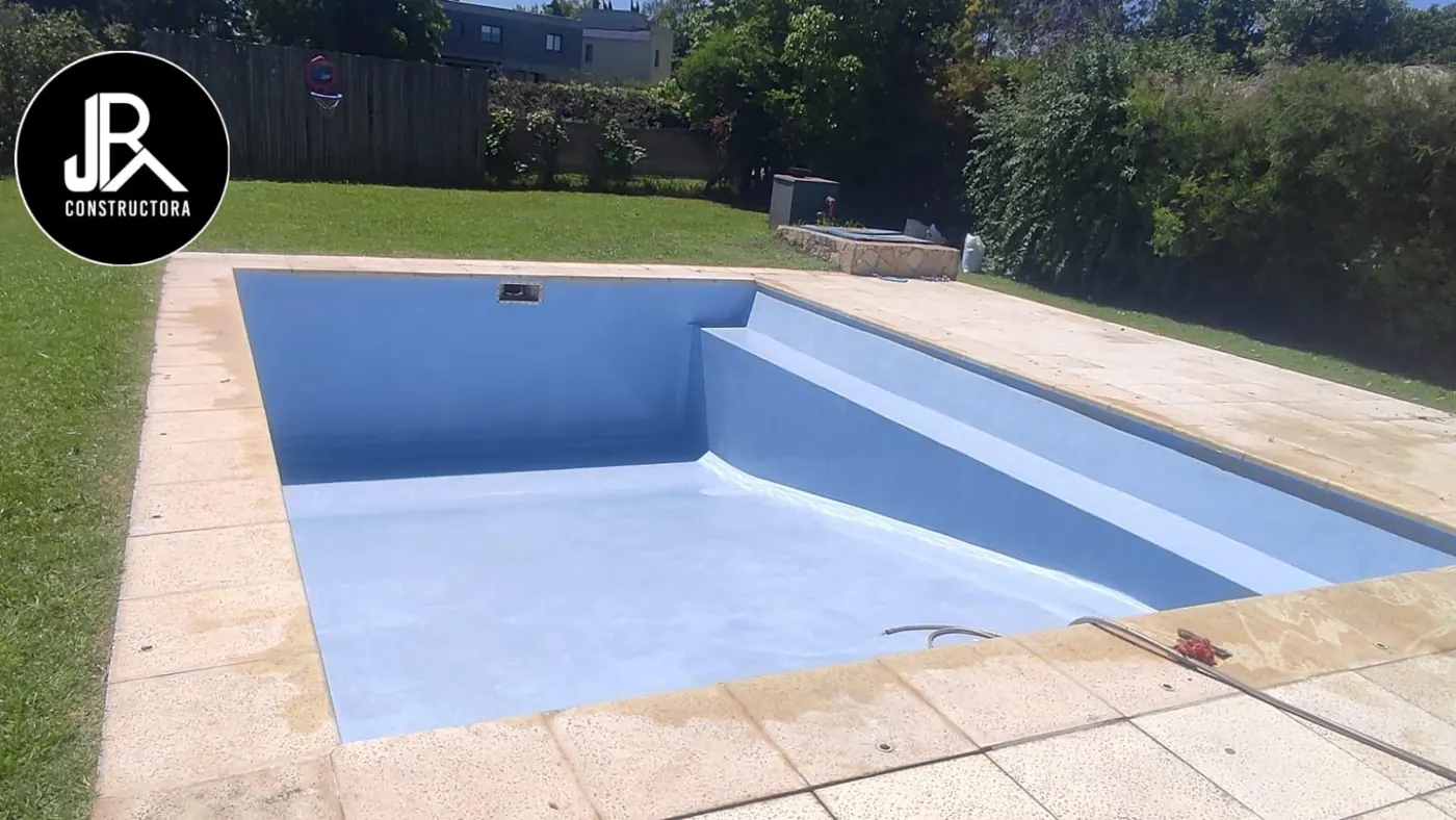 Piscina celeste terminada