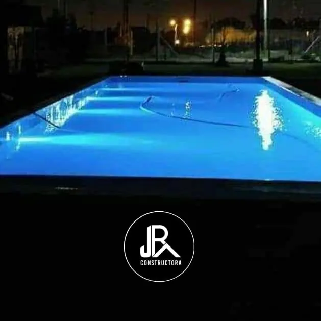 Piscina iluminada de noche