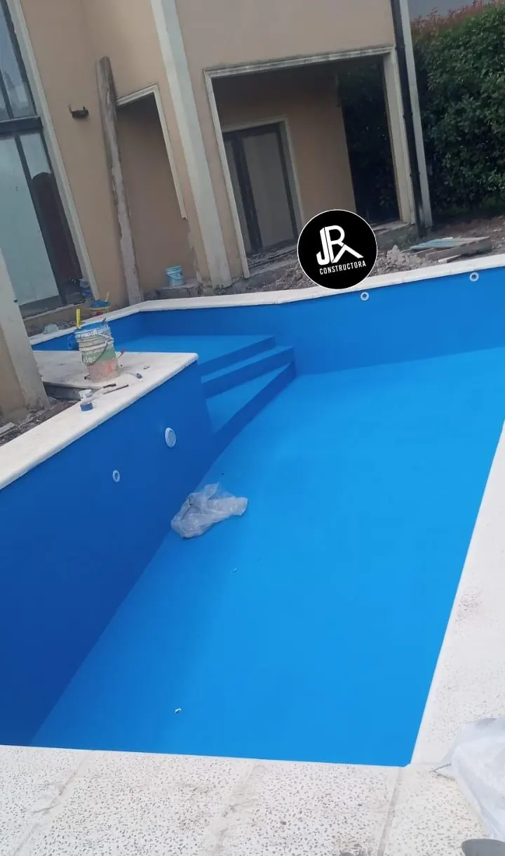 Piscina pintada de azul