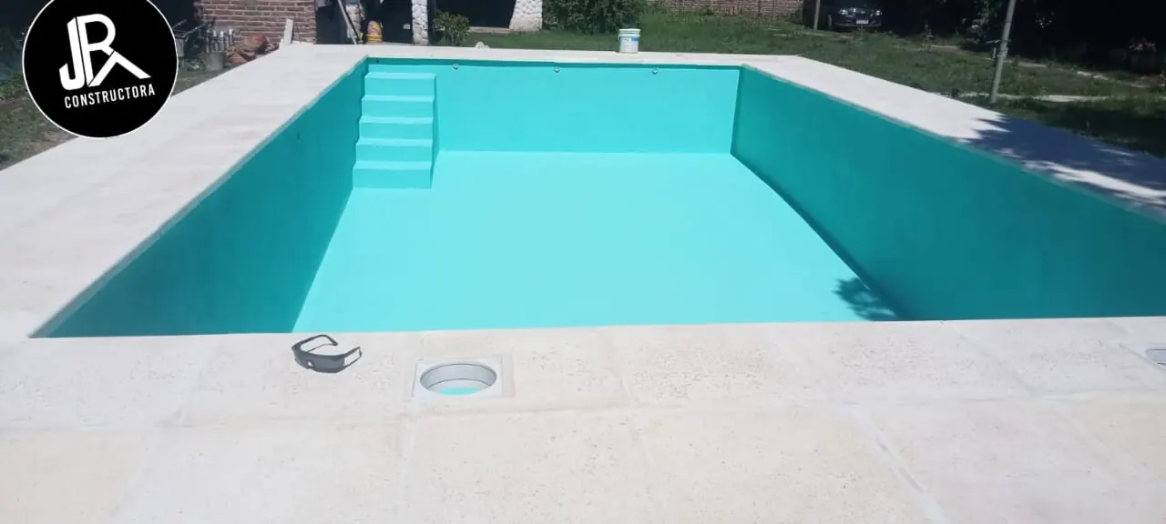 Piscina turquesa con escalera