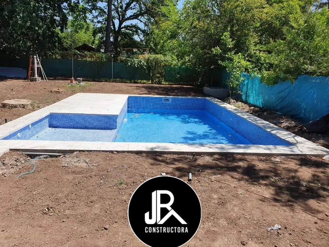 Piscina con solárium revestida en venecita