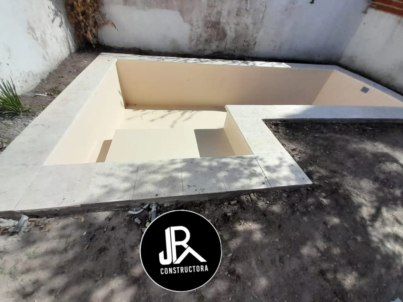Piscina con terminación beige