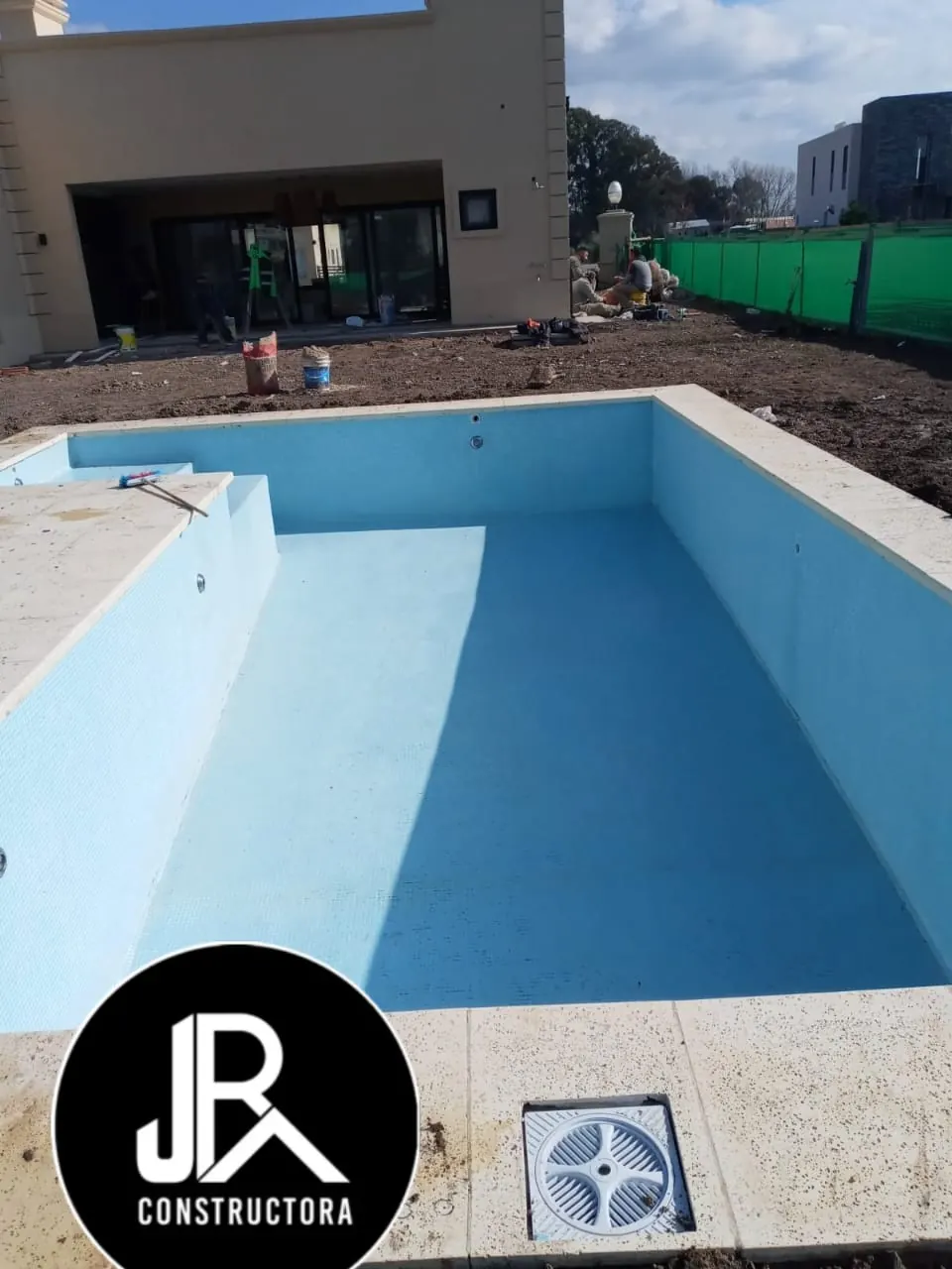 Piscina en construcción junto a vivienda