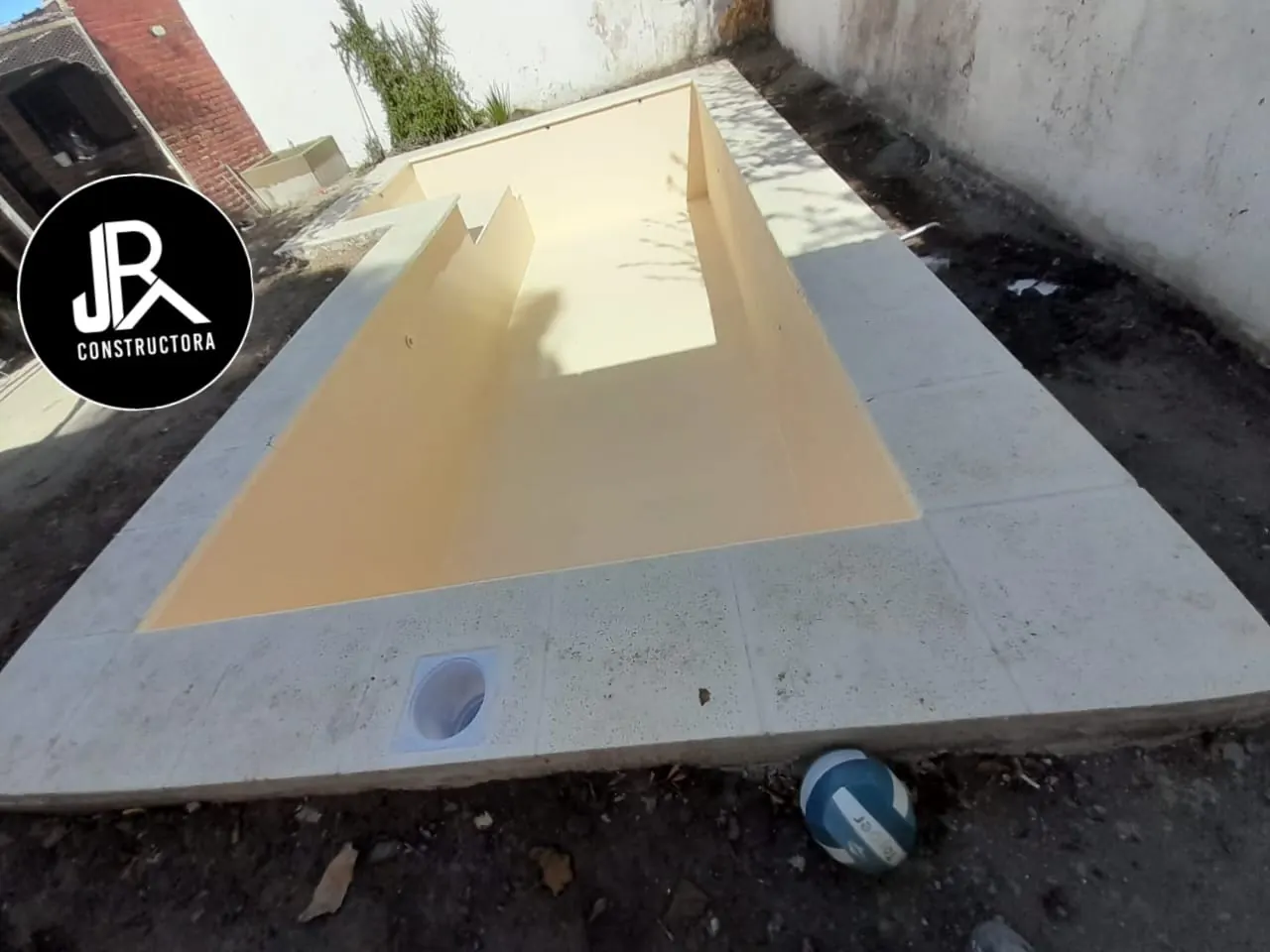 Piscina con escalera lateral