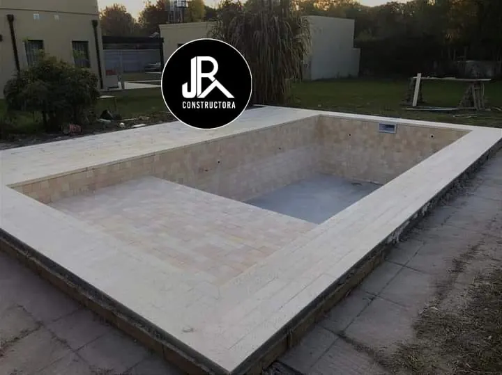 Piscina con revestimiento símil piedra