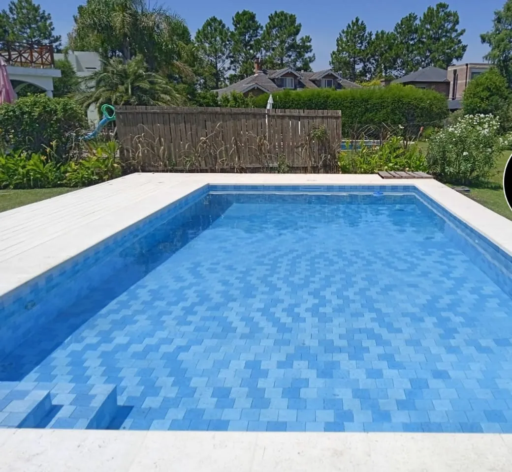 Piscina terminada con revestimiento de mosaico azul